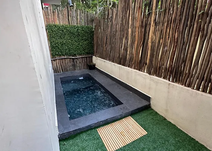 W/plunge Pool & Kitchen *