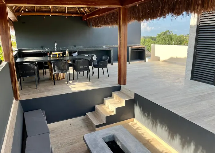 W/plunge Pool & Kitchen *