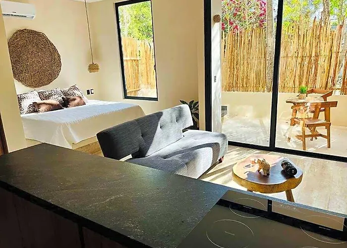 W/plunge Pool & Kitchen